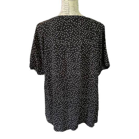 Back of black and white shirt