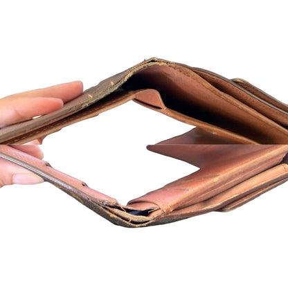 Top and bottom edges of wallet