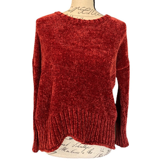 Red/pink knitted sweater on a mannequin with a white background